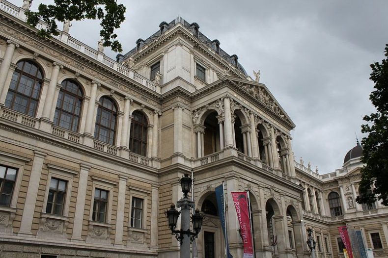 800px-Universitaet_Wien_Hauptgebaeude_Facade_7