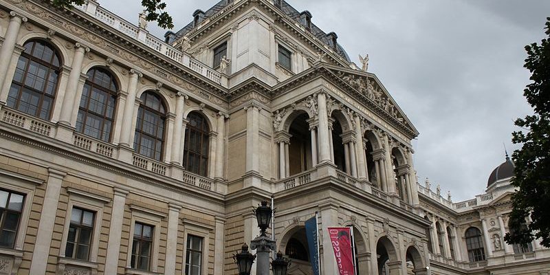 800px-Universitaet_Wien_Hauptgebaeude_Facade_7
