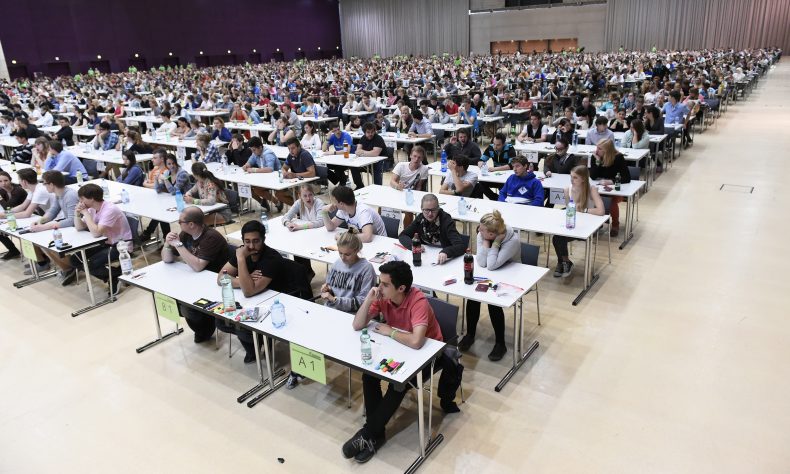 Aufnahmetest der Med Uni Graz in der Messehalle 2800 Teilnehmer